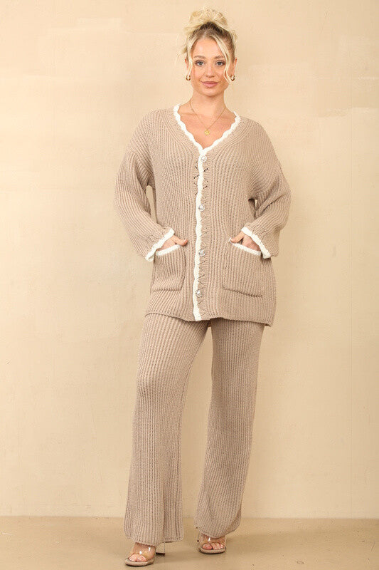 Strick-Ensemble Sahra Cardigan und Hose mit weißen Akzenten